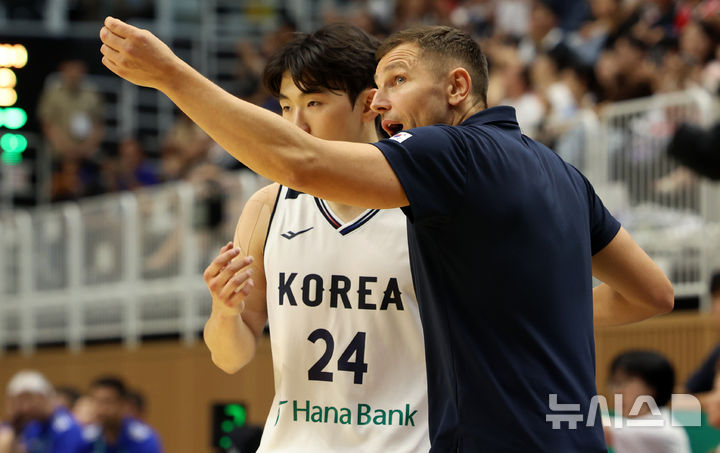 [수원=뉴시스] 이영환 기자 = 6일 오후 경기 수원시 KT 소닉붐 아레나에서 열린 하나은행 초청 2026 남자농구 국가대표 평가전 한국과 필리핀의 경기, 한국 니콜라이스 마줄스 감독이 문유현에게 작전 지시를 하고 있다. 2026.09.06. 20hwan@newsis.com