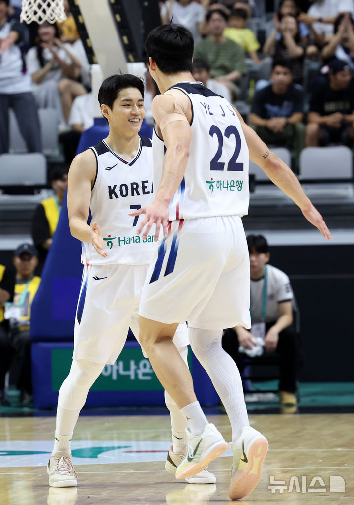 [수원=뉴시스] 이영환 기자 = 6일 오후 경기 수원시 KT 소닉붐 아레나에서 열린 하나은행 초청 2026 남자농구 국가대표 평가전 한국과 필리핀의 경기, 한국 유기상이 3점슛을 성공 시킨 후 여준석과 기뻐하고 있다. 2026.09.06. 20hwan@newsis.com