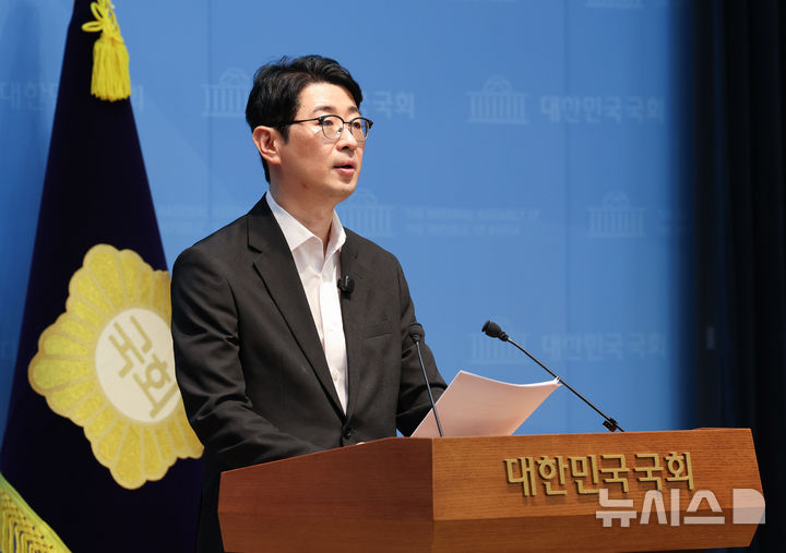 [서울=뉴시스] 김근수 기자 = 주진우 국민의힘 의원이 6일 오후 서울 여의도 국회 소통관에서 김승원 법무부 장관 후보자 가족의 가족소득조합 국민 세금 지원 의혹 제기 기자회견을 하고 있다. 2026.09.06. ks@newsis.com