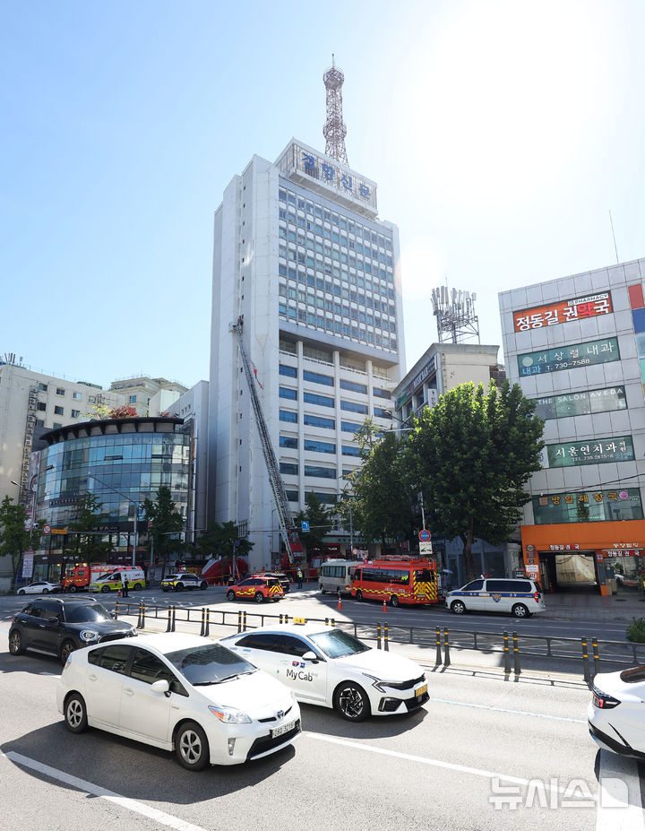 [서울=뉴시스] 김선웅 기자 = 양규서 민주노총 공공운수노조 조직국장이 6일 서울 중구 소재 전국민주노동조합총연맹 입주 건물에서 고공농성을 하며 아내가 당한 노조활동가 부당해고 및 문제 제기 과정에서 발생한 자신의 정직 처분을 규탄하고 있다. 2026.09.06. mangusta@newsis.com