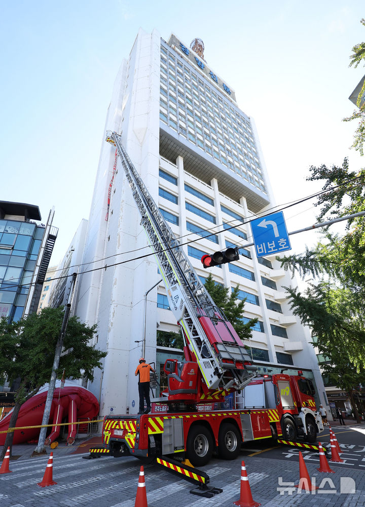 [서울=뉴시스] 김선웅 기자 = 양규서 민주노총 공공운수노조 조직국장이 6일 서울 중구 소재 전국민주노동조합총연맹 입주 건물에서 고공농성을 하며 아내가 당한 노조활동가 부당해고 및 문제 제기 과정에서 발생한 자신의 정직 처분을 규탄하고 있다. 2026.09.06. mangusta@newsis.com