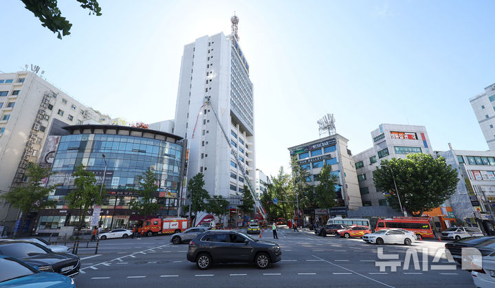 [서울=뉴시스] 김선웅 기자 = 양규서 민주노총 공공운수노조 조직국장이 6일 서울 중구 소재 전국민주노동조합총연맹 입주 건물에서 고공농성을 하며 아내가 당한 노조활동가 부당해고 및 문제 제기 과정에서 발생한 자신의 정직 처분을 규탄하고 있다. 2026.09.06. mangusta@newsis.com