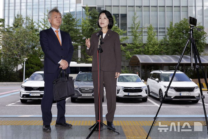[서울=뉴시스] 최동준 기자 = 이진숙 국민의힘 의원이 6일 서울 영등포경찰서에서 모욕 혐의 고소 사건과 관련해 조사를 받기 위해 출석하며 입장을 밝히고 있다. 2026.09.06. photocdj@newsis.com