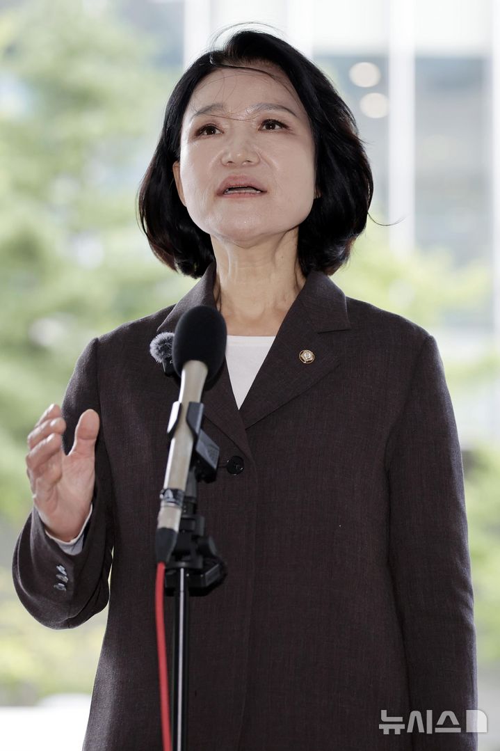 [서울=뉴시스] 최동준 기자 = 이진숙 국민의힘 의원이 6일 서울 영등포경찰서에서 모욕 혐의 고소 사건과 관련해 조사를 받기 위해 출석하며 입장을 밝히고 있다. 2026.09.06. photocdj@newsis.com