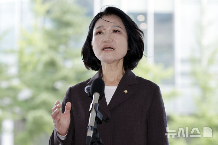 [서울=뉴시스] 최동준 기자 = 이진숙 국민의힘 의원이 6일 서울 영등포경찰서에서 모욕 혐의 고소 사건과 관련해 조사를 받기 위해 출석하며 입장을 밝히고 있다. 2026.09.06. photocdj@newsis.com