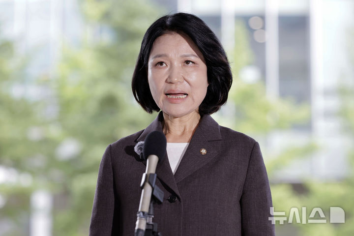 [서울=뉴시스] 최동준 기자 = 이진숙 국민의힘 의원이 6일 서울 영등포경찰서에서 모욕 혐의 고소 사건과 관련해 조사를 받기 위해 출석하며 입장을 밝히고 있다. 2026.09.06. photocdj@newsis.com