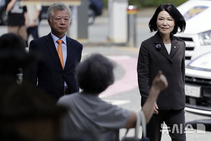 [서울=뉴시스] 최동준 기자 = 이진숙 국민의힘 의원이 6일 모욕 혐의 고소 사건과 관련해 조사를 받기 위해 서울 영등포경찰서로 출석하며 지지자에게 응원을 받고 있다. 2026.09.06. photocdj@newsis.com