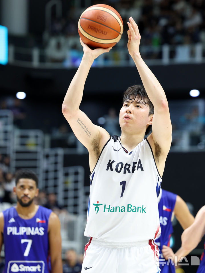 [수원=뉴시스] 이영환 기자 = 6일 오후 경기 수원시 KT 소닉붐 아레나에서 열린 하나은행 초청 2026 남자농구 국가대표 평가전 한국과 필리핀의 경기, 한국 이현중이 자유튜를 하고 있다. 2026.09.06. 20hwan@newsis.com