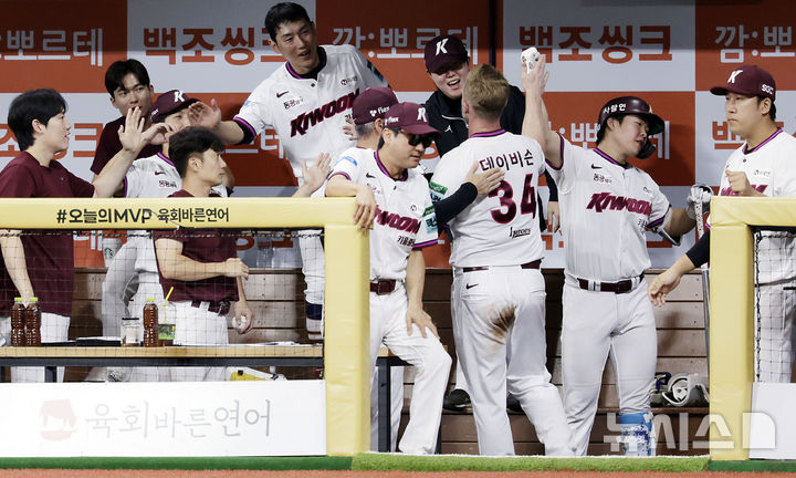[서울=뉴시스] 최동준 기자 = 6일 서울 구로구 고척스카이돔에서 열린 2026 KBO리그 키움 히어로즈와 NC 다이노스의 경기, 6회말 1사 3루 상황 키움 안치홍의 희생 플라이 때 득점한 데이비슨이 동료들과 하이파이브하고 있다. 2026.09.06. photocdj@newsis.com