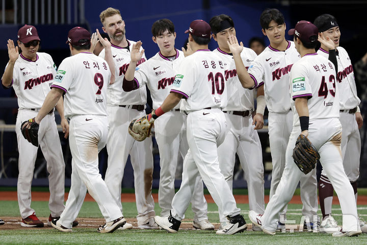 [서울=뉴시스] 최동준 기자 = 6일 서울 구로구 고척스카이돔에서 열린 2026 KBO리그 키움 히어로즈와 NC 다이노스의 경기에서 4-2로 승리한 키움 선수들이 하이파이브하고 있다. 2026.09.06. photocdj@newsis.com