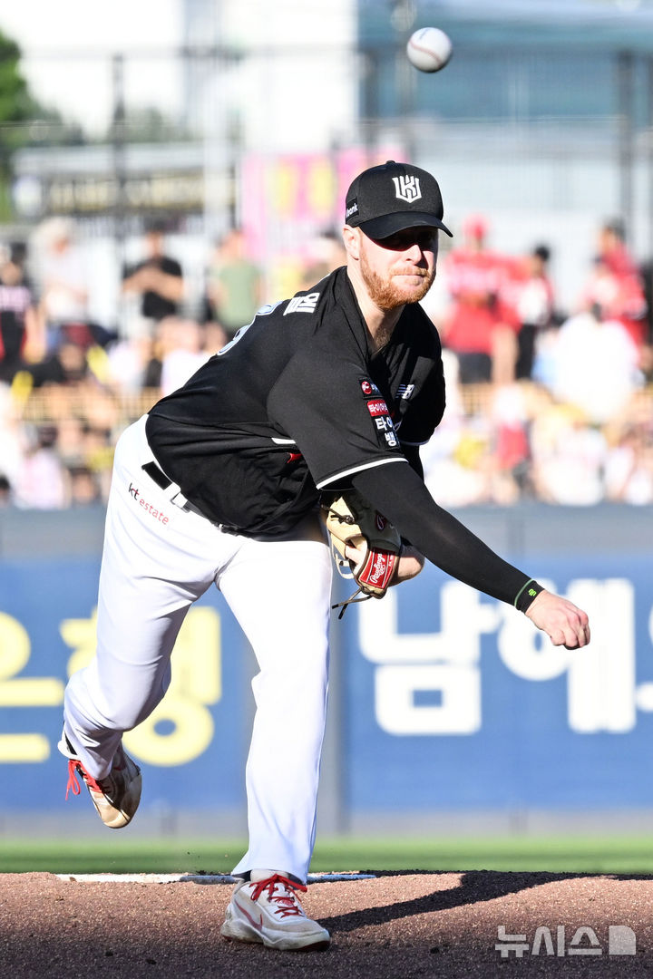 [광주=뉴시스] 이영주 기자 = 6일 오후 전남광주 북구 광주-기아챔피언스필드에서 열린 2026 신한 SOL KBO리그 KT위즈 대 KIA타이거즈의 경기. 1회 말 KT 선발 대니엘이 역투하고 있다. 2026.09.05. leeyj2578@newsis.com