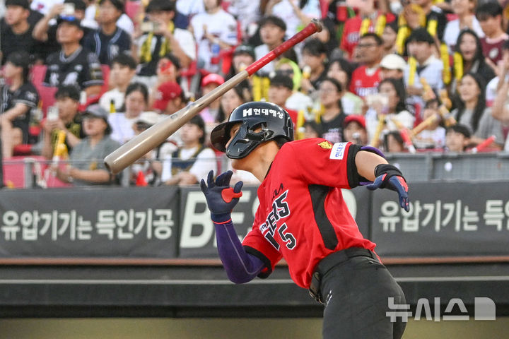 [광주=뉴시스] 이영주 기자 = 6일 오후 전남광주 북구 광주-기아챔피언스필드에서 열린 2026 신한 SOL KBO리그 KT위즈 대 KIA타이거즈의 경기. 3회 말 무사 주자 1루 상황 KIA 김도영이 좌익수 앞 1루타를 날리고 있다. 2026.09.06. leeyj2578@newsis.com