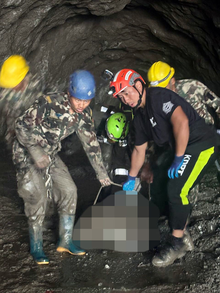 [라수와(네팔)=뉴시스] 고승민 기자 = 한국 해외긴급구호대(KDRT) 대원들이 6일(현지시간) 네팔 라수와 어퍼트리슐리-1 수력발전소 공사 현장 터널에서 시신을 수습해 이송하고 있다. 2026.09.07. (사진=외교부 제공) photo@newsis.com. *재판매 및 DB 금지