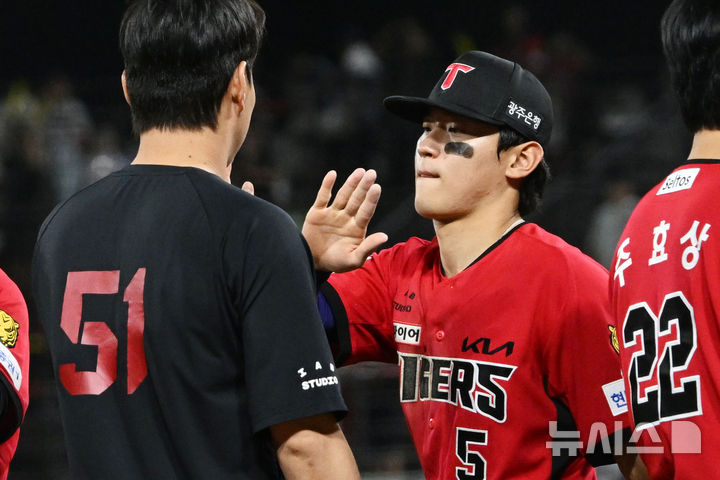 [광주=뉴시스] 이영주 기자 = 6일 오후 전남광주 북구 광주-기아챔피언스필드에서 열린 2026 신한 SOL KBO리그 KT위즈 대 KIA타이거즈의 경기. KIA가 8-3으로 승리한 뒤 김도영이 동료들과 인사하고 있다. 2026.09.06. leeyj2578@newsis.com