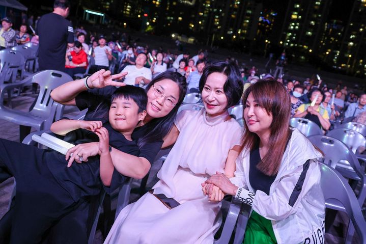 [서울=뉴시스] 롯데장학재단이 4일 서울 뚝섬한강공원 수변광장에서 '2026 롯데 꿈! Dream 탈북민들과 함께 문화로 하나되는 어울림 한마당'을 개최했다. 북한이탈주민들과 소통중인 롯데장학재단 장혜선 이사장. (사진=롯데장학재단 제공) 2026.09.07. photo@newsis.com *재판매 및 DB 금지