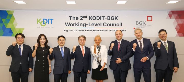 [사울=뉴시스] 강승준(왼쪽에서 네 번째) 신용보증기금 이사장과 폴란드개발은행(BGK) 대표단 등 관계자들이 ‘제2차 폴란드 실무협의회’에 참석해 기념촬영을 하고 있다. (사진제공=신용보증기금) 2026.09.07, photo@newsis.com *재판매 및 DB 금지