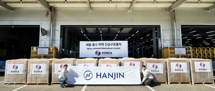 [서울=뉴시스] 한진 관계자들이 인천공항 글로벌물류센터(GDC)에서 네팔 대홍수 피해 이재민을 위한 긴급 구호물자를 출고하며 수송을 준비하고 있다. (사진=한진 제공) 2026.9.7. photo@newsis.com *재판매 및 DB 금지