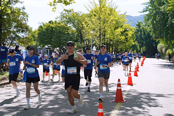 [서울=뉴시스] 설레임런 참가자들이 설레임을 즐기며 10km 코스를 달리고 있다. (사진=롯데웰푸드 제공) *재판매 및 DB 금지