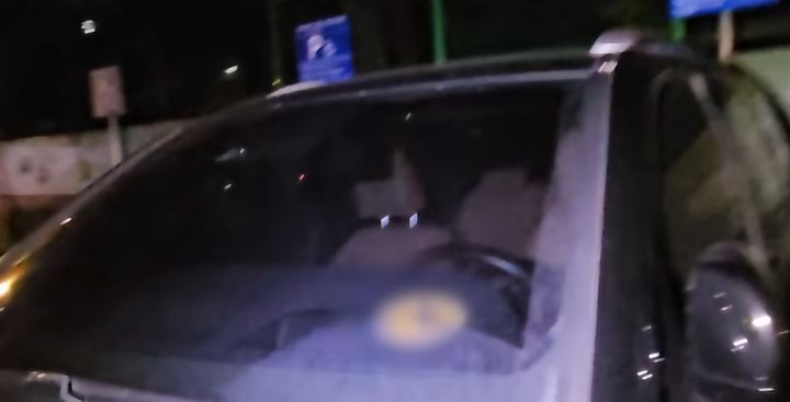 [서울=뉴시스]제주에서 장애인 전용 주차구역에 효력이 만료된 표지를 사용한 차량이 주차돼 있다.(사진=유튜브 딸배헌터 캡처)2026.09.07.