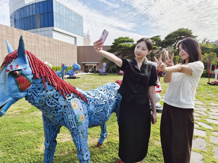 [부산=뉴시스] 롯데백화점 광복점 옥상공원에 설치된 정크아트 작품 앞에서 관람객들이 셀카를 찍으며 즐거운 시간을 보내고 있다. (사진=롯데백화점 제공) 2026.09.07 photo@newsis.com *재판매 및 DB 금지