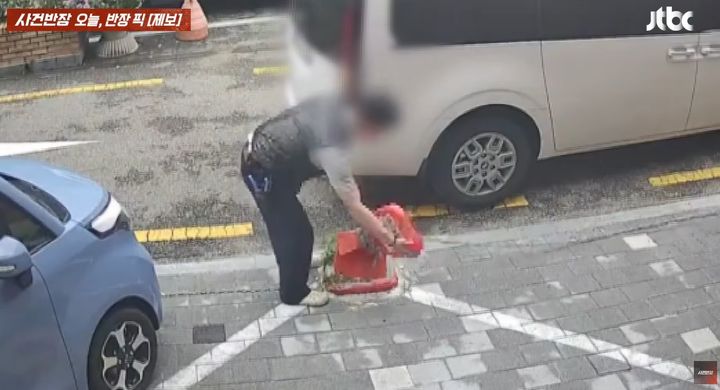 [서울=뉴시스] 한 운전자가 골목길에서 차량을 후진하다 주차금지 표지판을 들이받은 뒤 상태를 확인하고도 별다른 조치 없이 현장을 떠나는 모습이 포착됐다. (사진=JTBC '사건반장' 캡처) *재판매 및 DB 금지