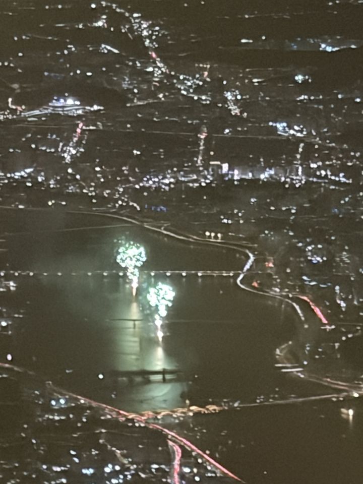 [서울=뉴시스] 비행기 안에서 서울 도심의 불꽃축제를 내려다본 승객의 영상이 온라인에서 화제다. (사진=엑스(X·옛 트위터) @ANA2025DIA 캡처)