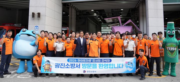 지난 2일 하이트진로 특판북부지점 김찬석 지점장(가운데 왼쪽)과 광진소방서 이은규 서장(가운데)이 광진소방서에서 열린 ‘감사의 간식차’ 행사에서 소방공무원들과 기념 촬영을 하고 있다. (사진=하이트진로 제공) *재판매 및 DB 금지