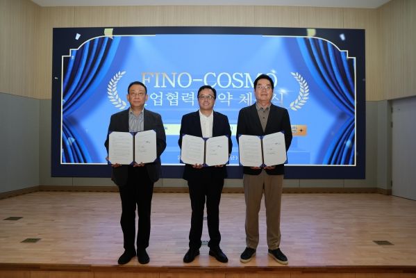 (왼쪽부터) 김두영 코스모화학 대표, 주종완 피노 대표, 홍동환 코스모신소재 대표. (사진=코스모신소재) *재판매 및 DB 금지