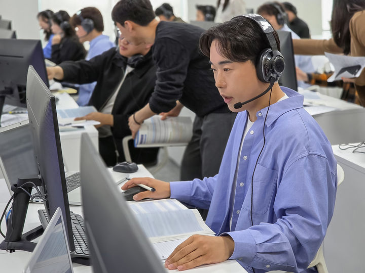 [서울=뉴시스]지난 4월 삼성전자 인재개발원에서 삼성전자 감독관이 상반기 삼성직무적성검사(GSAT) 응시자를 대상으로 예비 소집을 진행하고 있다. (사진=삼성전자 제공) 2026.09.07. photo@newsis.com *재판매 및 DB 금지