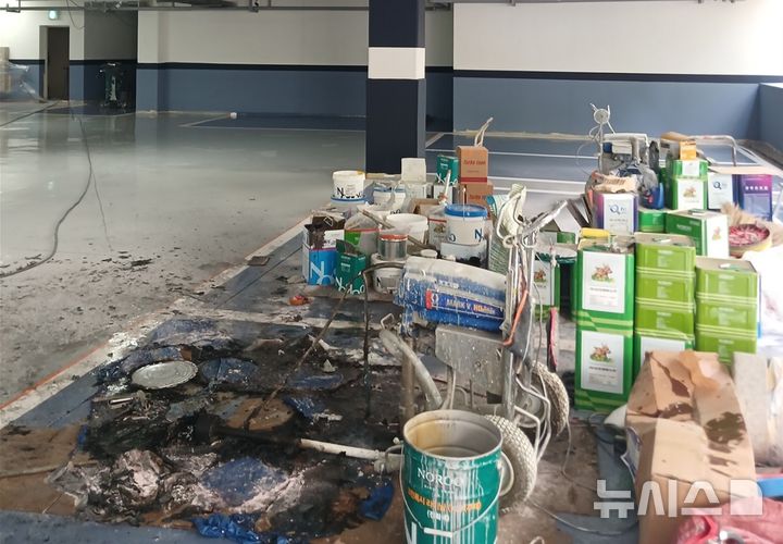 [포항=뉴시스] 지난 6일 오후 1시15분께 경북 포항시 북구 학잠동의 한 아파트 지하 주차장에서 바닥 도색 작업 중 화재가 발생했다. (사진=경북소방본부 제공) 2026.09.07. photo@newsis.com