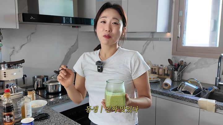 [서울=뉴시스] 배우 이미도가 두 달 동안 4㎏을 감량한 사실을 공개하며 다이어트 기간 즐겨 먹었다는 말차 푸딩 레시피를 공개했다. (사진=이미도 유튜브 채널 '우아한 미도씨' 캡처)