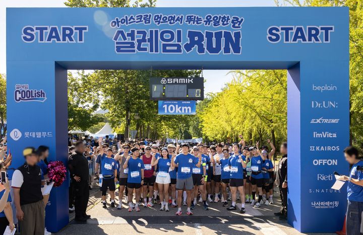 [서울=뉴시스] 2026 설레임런 행사에서 기안84가 참가자들과 함께 10km 레이스 출발을 앞두고 있는 모습 (사진=롯데웰푸드 제공) *재판매 및 DB 금지