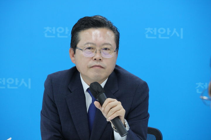 [천안=뉴시스] 최영민 기자=장기수 충남 천안시장이 7일 오전 천안시청 브리핑실에서 천안 K컬처박람회 폐막 관련 기자 간담회를 하고 있다. 2026.09.07 ymchoi@newsis.com *재판매 및 DB 금지