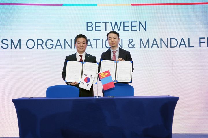 4일(현지시간) 몽골 울란바타르에서 업무협약을 체결한 박성혁 한국관광공사 사장(왼쪽)과 바트히식 만달금융그룹 CEO. (사진=한국관광공사) *재판매 및 DB 금지