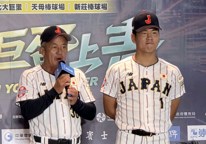 [서울=뉴시스] 사진공동취재단 = 일본 18세 이하(U-18) 야구 대표팀 오카다 타츠오 감독이 6일 대만 타이베이에서 열린 제14회 아시아청소년야구선수권대회 미디어 콘퍼런스에서 인터뷰를 하고 있다. 2026.09.06. *재판매 및 DB 금지