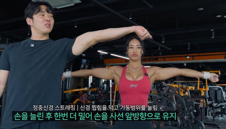 [서울=뉴시스]유튜브 채널 '뉴트리션매니아 사과코치'는 지난달 30일 박지량 선수와 함께 진행한 어깨 운동 튜토리얼 영상을 게재했다 사진 유튜브 채널 '뉴트리션매니아 사과코치' *재판매 및 DB 금지