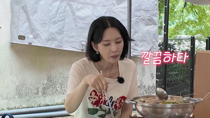 [서울=뉴시스] 배우 오현경이 최근 유튜브를 통해 자신만의 운동 철학과 몸매 관리 루틴을 공개했다. (사진 : 황정음 유튜브 채널 캡처) *재판매 및 DB 금지