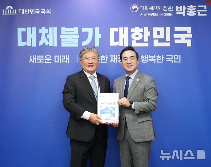 장세일 영광군수(왼쪽_는 7일 박홍근 기획예산처 장관을 만나 '노후상수관망 정비사업(523억 원)' 'CLEAN 국가어항 계마항 조성사업(150억 원)' 등 총사업비 673억원, 국비 411.5억 원 규모의 지역 현안사업에 대한 정부 지원을 공식 건의했다. (사진=영광군 제공) photo@newsis.com *재판매 및 DB 금지