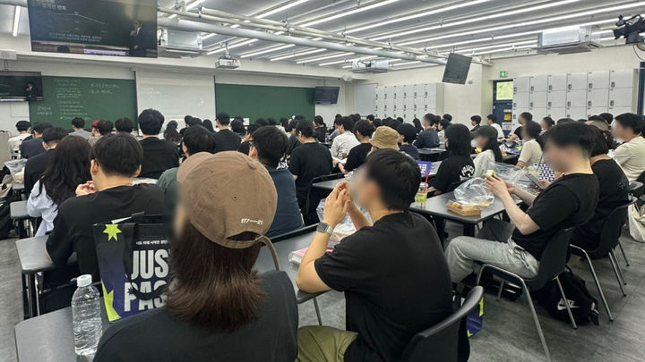 [서울=뉴시스] 경찰공무원 설명회에 참석한 수험생들 (사진=에스티유니타스 제공) 2026.9.7. photo@newsis.com *재판매 및 DB 금지