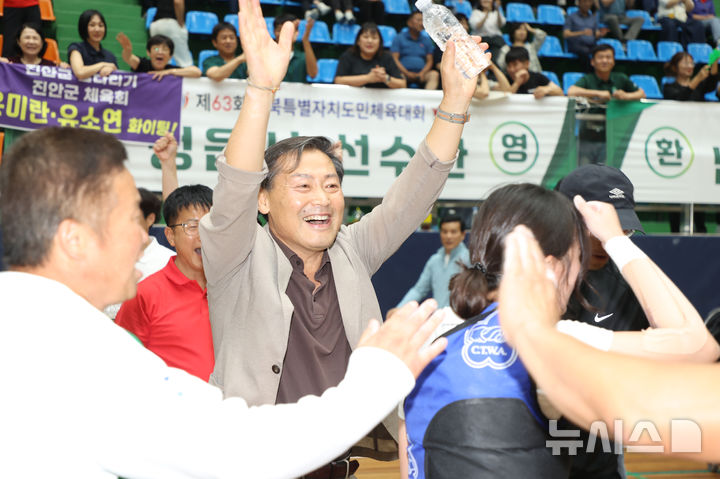 [진안=뉴시스] 전춘성 전북 진안군수가 '제63회 전북특별자치도민체육대회'에서 환호하고 있다. *재판매 및 DB 금지