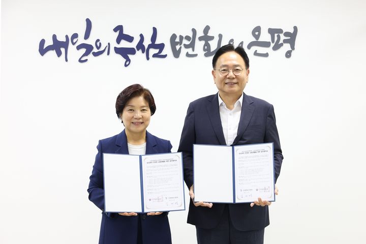 [서울=뉴시스] 지난 1일 중장년·고령층 금융교육 업무협약식에 참석한 김미경 은평구청장(왼쪽)과 오영환 시니어금융교육협의회 사무총장. (사진=은평구 제공) 2026.09.01. photo@newsis.com *재판매 및 DB 금지
