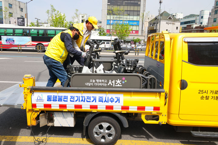 [서울=뉴시스] 서울 서초구 관계자들이 통행을 방해하는 전기자전거를 수거하고 있다. (사진=서초구 제공) 2026.09.07. photo@newsis.com *재판매 및 DB 금지