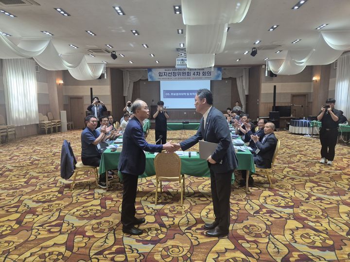 [세종=뉴시스]한국전력공사가 7일 국가기간 전력망 사업인 345kV 신고창변전소의 최종 부지로 전북 고창군 성송면이 선정됐다고 밝혔다. 왼쪽부터 최석우 입지선정위원회 위원장, 이광직 한전 전력망입지처장이다.(사진= 한전 제공) *재판매 및 DB 금지