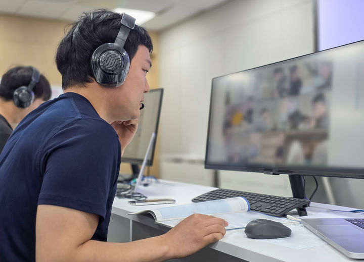 [서울=뉴시스]지난 4월 삼성전자 인재개발원에서 삼성전자 감독관이 상반기 삼성직무적성검사(GSAT) 응시자를 대상으로 예비 소집을 진행하고 있다. (사진=삼성전자 제공) 2026.09.07. photo@newsis.com *재판매 및 DB 금지