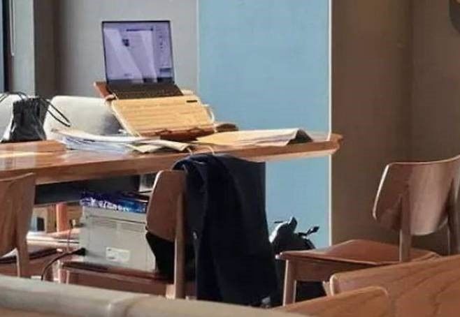 [서울=뉴시스]카페에서 소지품만 남겨둔 채 자리를 비우는 손님을 둘러싸고 온라인에서 논쟁이 이어지고 있다.(사진=온라인 커뮤니티 캡처)2026.09.07.