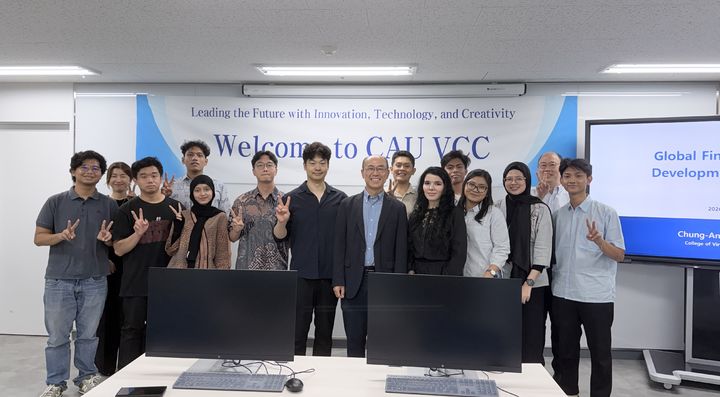 [서울=뉴시스] '글로벌 핀테크 인재 개발 프로그램(Global FinTech Talent Development Program)'에 참여하는 인도네시아 대학생들과 중앙대 관계자들이 기념 사진을 촬영하고 있다. (사진=중앙대 제공) 2026.09.07. photo@newsis.com *재판매 및 DB 금지