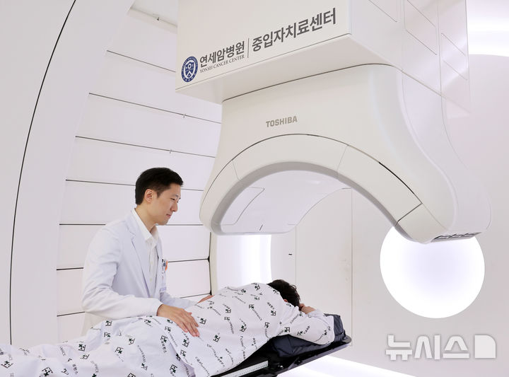 [서울=뉴시스] 김경환 연세암병원 방사선종양학과 교수가 중입자치료를 세팅 중이다. (사진= 세브란스병원 제공)