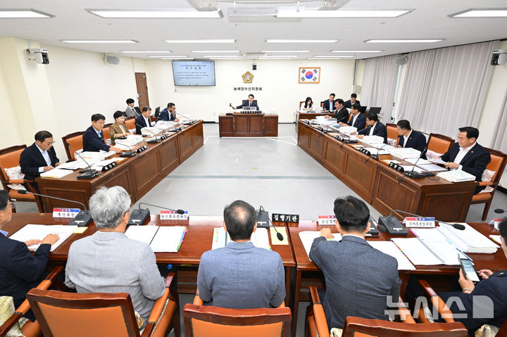 [창원=뉴시스]7일 경남도의회 농해양수산위원회 회의실에서 경남도 농정국 소관 2025회계연도 결산 및 예비비 지출 승인의 건 심사를 위한 제436회 도의회 정례회 제1차 회의가 열리고 있다.(사진=경남도의회 제공) 2026.09.07. photo@newsis.com