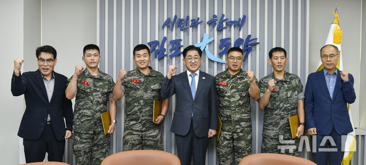 [김포=뉴시스] 경기 김포시는 올해 봄철 농번기 동안 지역 농가의 일손 부족 해소를 위해 대민지원에 나선 해병대 2사단 장병 4명에게 표창을 수여했다. (사진=김포시 제공) 2026.09.07. photo@newsis.com
