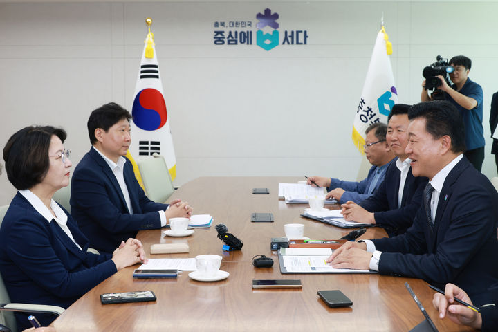 [청주=뉴시스] 신용한 충북지사(오른쪽)와 추미애 경기지사가 7일 충북도청 여는마당에서 지방 자주재정 확충 방안을 논의하고 있다. (사진=충북도 제공) 2026.09.07. photo@newsis.com *재판매 및 DB 금지